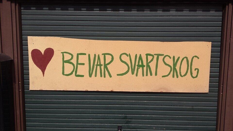 LAGET EGEN PLAKAT: Sigmund Løvåsen hengte opp plakaten med budkspet på garasjedøren i går. LAGET EGEN PLAKAT: Sigmund Løvåsen hengte opp plakaten med budkspet på garasjedøren i går.