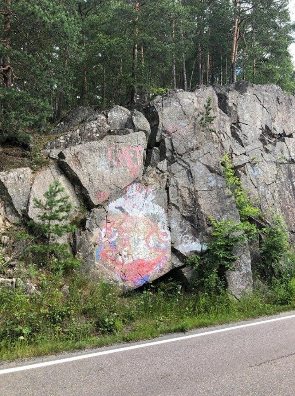 BLE IKKE FJERNET: Denne taggen, satt opp av russen rett nedenfor på fjellveggen for ti år siden, har ikke blitt fjernet til tross for at den er mest synlig og ødeleggende for miljøet, ifølge Bendik Romstad fra Svarskog.