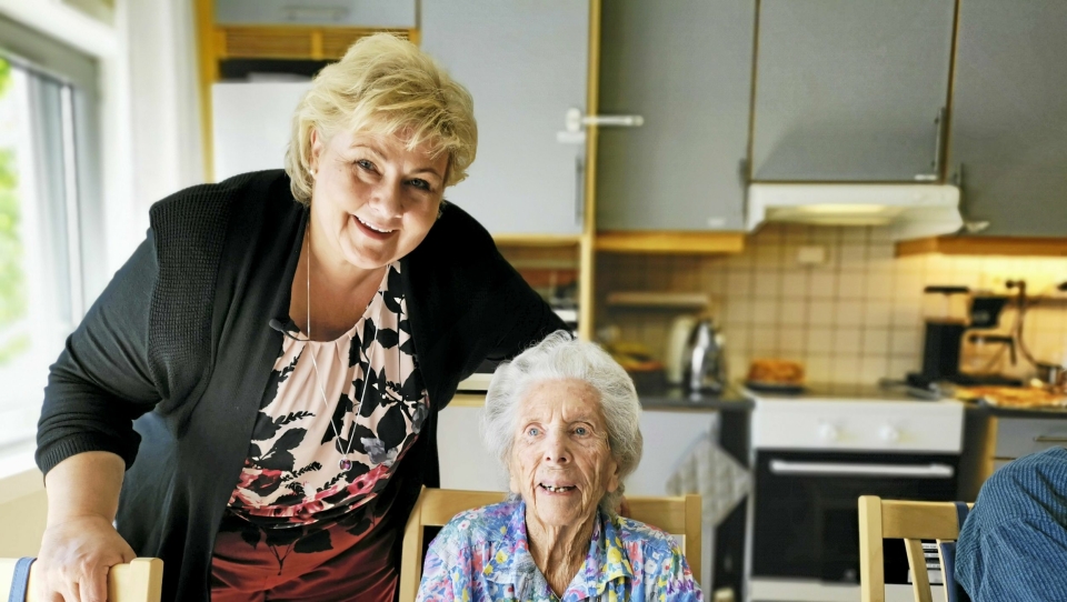 HJERTELIG MØTE: Det ble et nært møte da statsminister Erna Solberg møtte snart 106 år gamle Marit Bjørklund på Greverud sykehjem.