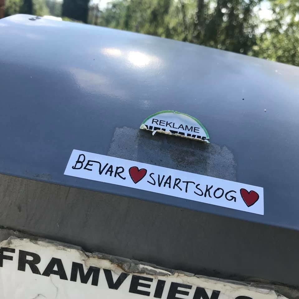 SPRER BUDSKAPET: Budskapet om å bevare Svartskog kan du også finne påklistret til noen av postkassene på Svartskog. SPRER BUDSKAPET: Budskapet om å bevare Svartskog kan du også finne påklistret til noen av postkassene på Svartskog.
