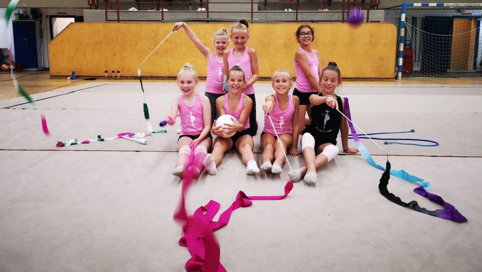 MORSOM DISIPLIN: Linnea Nilsen, Nor Juvhaugen, Emma Sherin Blikseth, Camilla Egseth, Malin Urke, Nathalie Lassen-Pedersen og Celina Krogh, tar en pause for å snakke med Oppegård Avis, før de spretter videre til neste øvelse. MORSOM DISIPLIN: Linnea Nilsen, Nor Juvhaugen, Emma Sherin Blikseth, Camilla Egseth, Malin Urke, Nathalie Lassen-Pedersen og Celina Krogh, tar en pause for å snakke med Oppegård Avis, før de spretter videre til neste øvelse.
