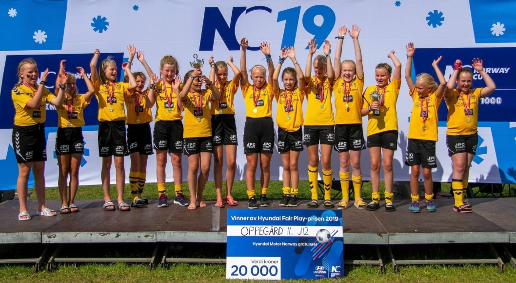 GULL-JENTER: Golden Girls vant Hyundais Fair Play pris under årets Norway Cup.