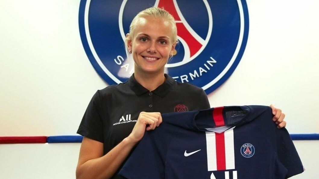PRESENTERT I PARIS: Med dette bildet avslørte Paris Saint German at de har sikret seg signaturen til Karina Sævik.