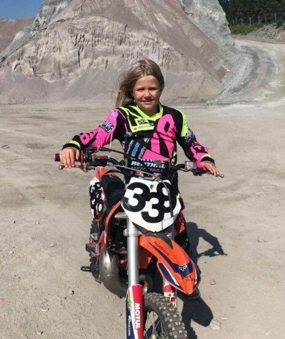 MOTORCROSS-GLEDEN: Emma-Kristine Fjellstad gleder seg stort til hun får trene på barnebanen som snart er ferdig. MOTORCROSS-GLEDEN: Emma-Kristine Fjellstad gleder seg stort til hun får trene på barnebanen som snart er ferdig.