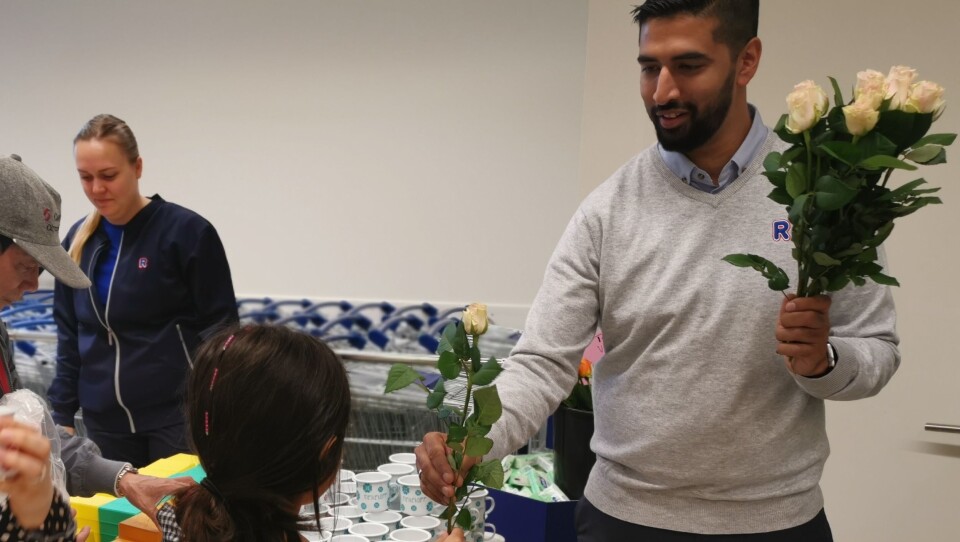 ØNSKET VELKOMMEN: Kjøpmann Monir Hussain delte ut roser til kundene sine på Rema 1000s første åpningsdag på Greverud, ØNSKET VELKOMMEN: Kjøpmann Monir Hussain delte ut roser til kundene sine på Rema 1000s første åpningsdag på Greverud,