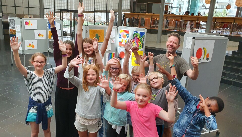 NI ÅR PÅ RAD MED SOMMERKURS I KOLBEN: Oppegård kulturskole arrangerte flere ulike sommerkurs for barn og unge i uke 26 og 32. På bildet kan du se læreren og deltakerne fra male- og tegnekurset i uke 32. NI ÅR PÅ RAD MED SOMMERKURS I KOLBEN: Oppegård kulturskole arrangerte flere ulike sommerkurs for barn og unge i uke 26 og 32. På bildet kan du se læreren og deltakerne fra male- og tegnekurset i uke 32.