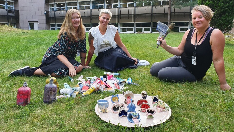 INVITERER ALLE TIL ÅPNINGSFEST: KunstKALL-kunstnerne Kristin Vibeke Jørgensen, Cecilie Løvik Sveen og Reidun Falk inviterer både store og små til å bli med på familieaktiviteter i forbindelse med åpningsfesten lørdag 17. august. INVITERER ALLE TIL ÅPNINGSFEST: KunstKALL-kunstnerne Kristin Vibeke Jørgensen, Cecilie Løvik Sveen og Reidun Falk inviterer både store og små til å bli med på familieaktiviteter i forbindelse med åpningsfesten lørdag 17. august.
