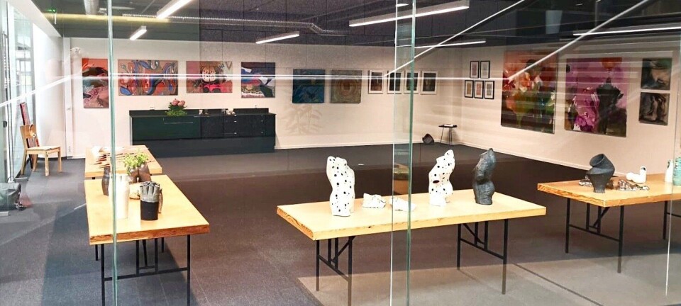 GALLERI: Kunsten kan kjøpes direkte hos kunstKALL. Du kan også se kunsten deres i første etasje på Rosenholm Campus. GALLERI: Kunsten kan kjøpes direkte hos kunstKALL. Du kan også se kunsten deres i første etasje på Rosenholm Campus.