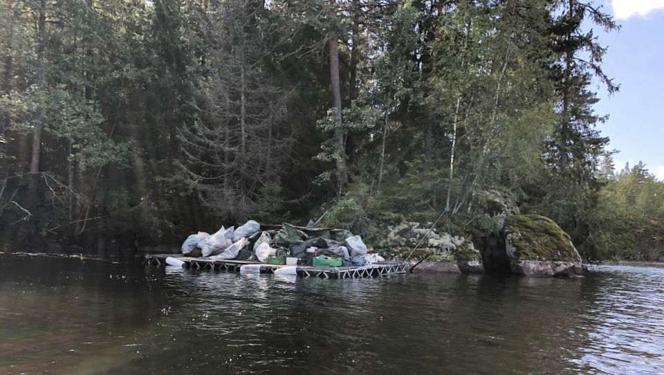 FORLATT LEIR: Det ble funnet store mengder søppel på en forlatt leir i skogen ved Gjersjøen.