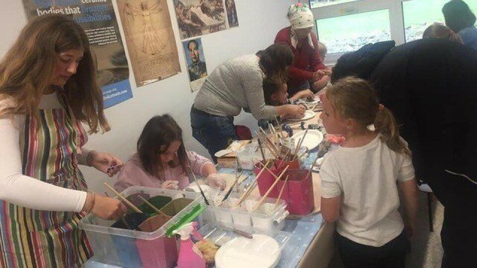 TRAKK STORE OG SMÅ: KunstKALL-kunstnerne Kristin Vibeke Jørgensen, Cecilie Løvik Sveen og Reidun Falk sørget for flotte familieaktiviteter i forbindelse med åpningsfesten hos kunstKALL på Rosenholm Campus lørdag 17. august. TRAKK STORE OG SMÅ: KunstKALL-kunstnerne Kristin Vibeke Jørgensen, Cecilie Løvik Sveen og Reidun Falk sørget for flotte familieaktiviteter i forbindelse med åpningsfesten hos kunstKALL på Rosenholm Campus lørdag 17. august.