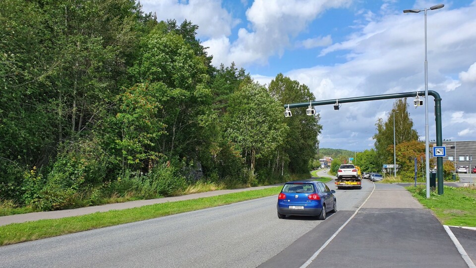 JA ELLER NEI? Er du for eller mot lavere bompengesatser inn mot Oslo? Bildet er tatt på Rosenholm stasjon og viser den nye bommen der. JA ELLER NEI? Er du for eller mot lavere bompengesatser inn mot Oslo? Bildet er tatt på Rosenholm stasjon og viser den nye bommen der.