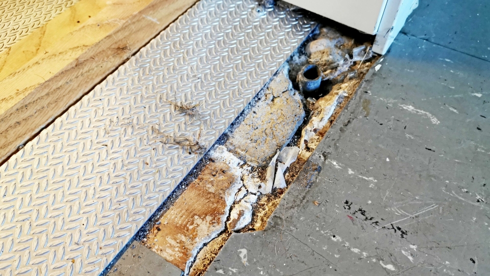 ASBEST I GULVET: Det har nylig blitt avdekket asbest på Hellerasten skole. I dag skal det tas luftprøver for å utelukke helsefare. Foreløpig holdes de aktuelle rommene stengt.