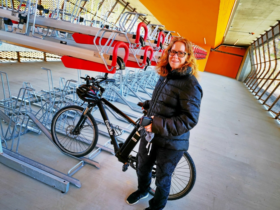 VELDIG FORNØYD: – Datteren min går på Kolbotn skole og jeg sykler med henne til skolen. Etterpå sykler jeg til Rosenholm stasjon, parkerer sykkelen på sykkelhotellet og tar toget til byen. Det er veldig praktisk, sier Astrid Gillund (42) fra Kolbotn.