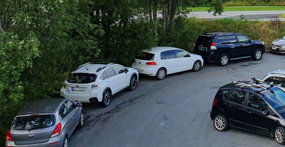 TAR SEG TIL RETTE: Det var også mange bilister som valgte å parkere bilene sine utenfor oppmerkede parkeringsplasser. TAR SEG TIL RETTE: Det var også mange bilister som valgte å parkere bilene sine utenfor oppmerkede parkeringsplasser.