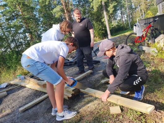 GØY Å BYGGE LØYPE: – Det er veldig morsomt å gjøre noe som vi synes er veldig gøy, sier Jostein Berger (13) fra Kolbotn. GØY Å BYGGE LØYPE: – Det er veldig morsomt å gjøre noe som vi synes er veldig gøy, sier Jostein Berger (13) fra Kolbotn.