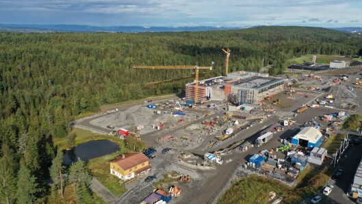 SLIK SER DET UT NÅ: Her kan du se en oversikt over senteret i retning nord/vest, med hovedbygget og helikopterhangarene midt på bildet, og treningsanlegget oppe til høyre. SLIK SER DET UT NÅ: Her kan du se en oversikt over senteret i retning nord/vest, med hovedbygget og helikopterhangarene midt på bildet, og treningsanlegget oppe til høyre.