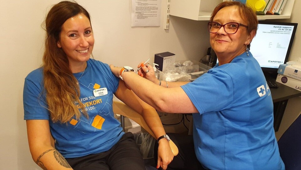 INFLUENSAVAKSINE: – Årets influensavaksine heter Vaxigriptetra, og har effekt to til tre uker etter at den er satt. Vaksinering foregår vanligvis i perioden september til desember, sier apoteker Tonje Tobiassen (34). Her er hun sammen med sykepleier Meliha Halilcevic (44). INFLUENSAVAKSINE: – Årets influensavaksine heter Vaxigriptetra, og har effekt to til tre uker etter at den er satt. Vaksinering foregår vanligvis i perioden september til desember, sier apoteker Tonje Tobiassen (34). Her er hun sammen med sykepleier Meliha Halilcevic (44).