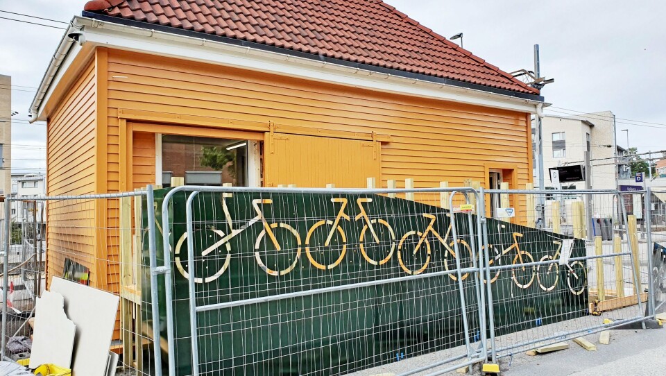 BEVARER OPPRINNELIG PORT: Eksisterende skyveport fra 1970-tallet skal beholdes og festes i åpen stilling i sin skinne på fasadeveggen. Dagens glassfelt og brystning innenfor skal fjernes og erstattes med en ny, effektiv glassdør med automatisk åpningssystem, som skal settes inn i den eksisterende døråpningen. BEVARER OPPRINNELIG PORT: Eksisterende skyveport fra 1970-tallet skal beholdes og festes i åpen stilling i sin skinne på fasadeveggen. Dagens glassfelt og brystning innenfor skal fjernes og erstattes med en ny, effektiv glassdør med automatisk åpningssystem, som skal settes inn i den eksisterende døråpningen.
