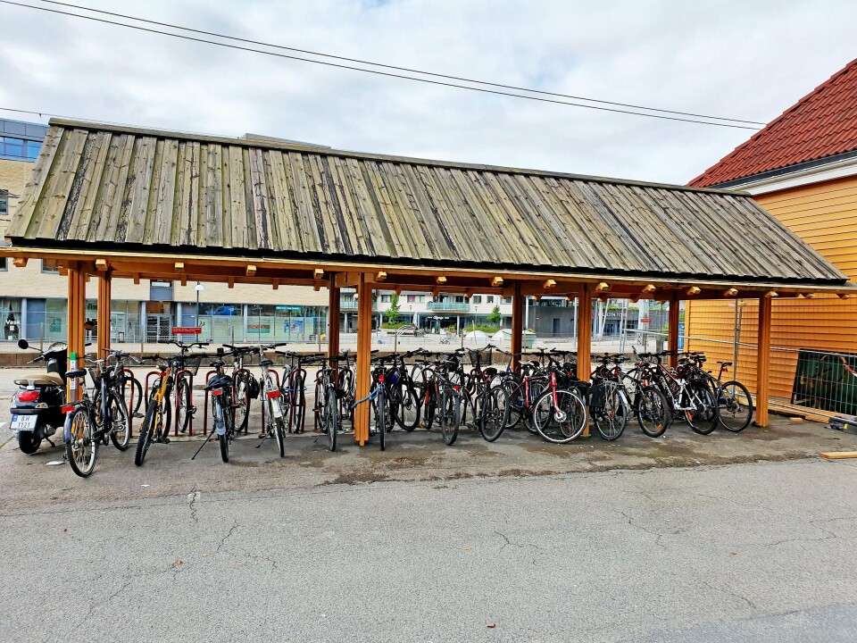 BLIR KAMERAOVERVÅKET: Den utvendige sykkelparkeringen ved pakkhuset skal beholdes, men sikres bedre ved hjelp av kameraovervåkning. BLIR KAMERAOVERVÅKET: Den utvendige sykkelparkeringen ved pakkhuset skal beholdes, men sikres bedre ved hjelp av kameraovervåkning.