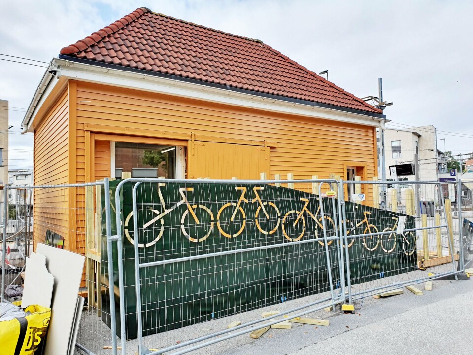 BEVARER OPPRINNELIG PORT: Eksisterende skyveport fra 1970-tallet skal beholdes og festes i åpen stilling i sin skinne på fasadeveggen. Dagens glassfelt og brystning innenfor skal fjernes og erstattes med en ny, effektiv glassdør med automatisk åpningssystem, som skal settes inn i den eksisterende døråpningen. BEVARER OPPRINNELIG PORT: Eksisterende skyveport fra 1970-tallet skal beholdes og festes i åpen stilling i sin skinne på fasadeveggen. Dagens glassfelt og brystning innenfor skal fjernes og erstattes med en ny, effektiv glassdør med automatisk åpningssystem, som skal settes inn i den eksisterende døråpningen.