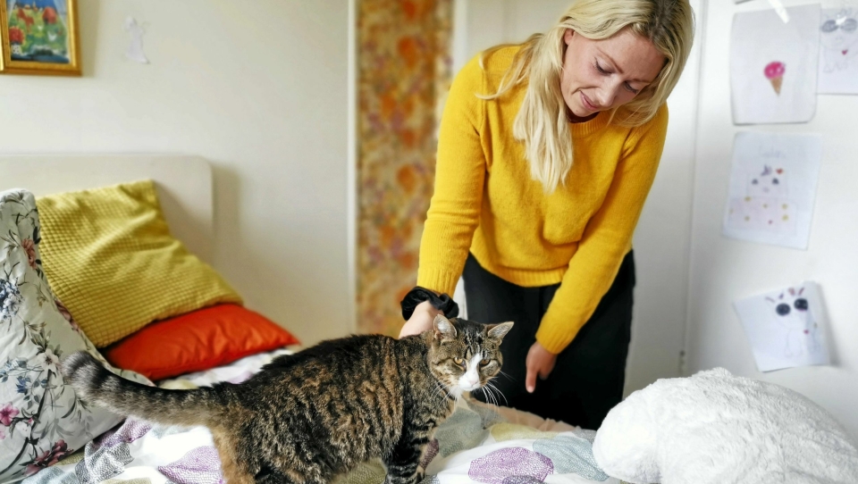 HJERTELIG GJENSYN: Sofi Arenö møtte igjen Lucia (15) etter at katten forsvant fra hjemmet i svenske Årjäng i mars.