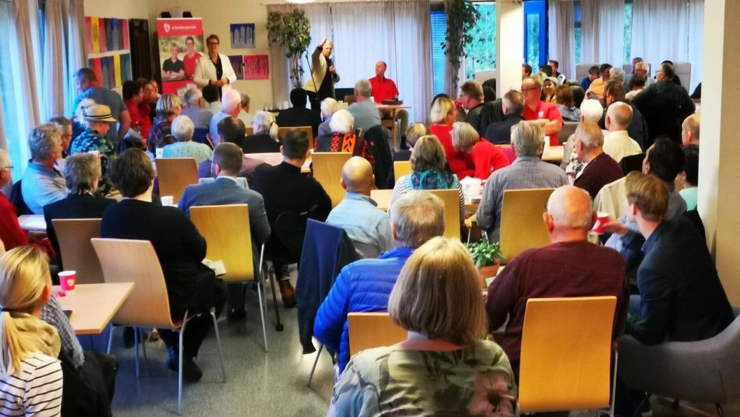 SMEKKFULLT: Kantina på Langhus bo- og servicesenter var fullsatt av Ap-medlemmer mandag kveld.