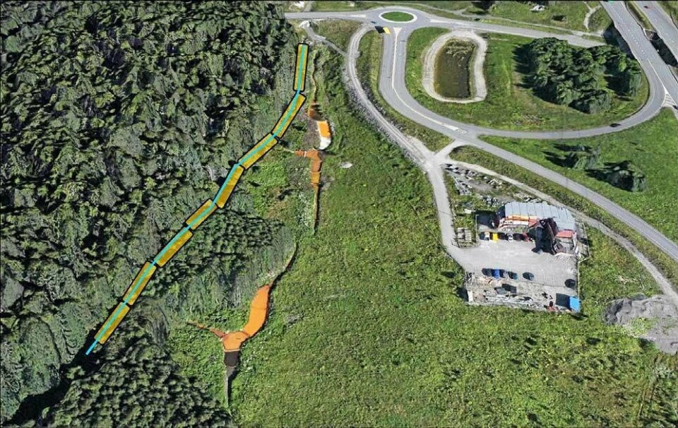VILLE LEGGE BEKKEN I RØR: Grunneieren har tidligere foreslått å lukke Snipetjernsbekken hermetisk ved å legge den i rør. Fjerning av deponiet ble anslått til å koste 15-20 millioner kroner, og var tidligere ikke aktuelt for grunneieren. VILLE LEGGE BEKKEN I RØR: Grunneieren har tidligere foreslått å lukke Snipetjernsbekken hermetisk ved å legge den i rør. Fjerning av deponiet ble anslått til å koste 15-20 millioner kroner, og var tidligere ikke aktuelt for grunneieren.