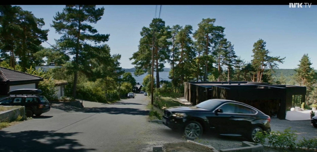 KJØRER AVGÅRDE: Karakteren William kjører ut fra eiendommen sin i serien. Flere av eiendommene i veien er lagt inn med filmtriks i etterkant.
