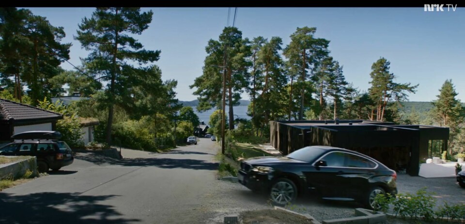 KJØRER AVGÅRDE: Karakteren William kjører ut fra eiendommen sin i serien. Flere av eiendommene i veien er lagt inn med filmtriks i etterkant. KJØRER AVGÅRDE: Karakteren William kjører ut fra eiendommen sin i serien. Flere av eiendommene i veien er lagt inn med filmtriks i etterkant.