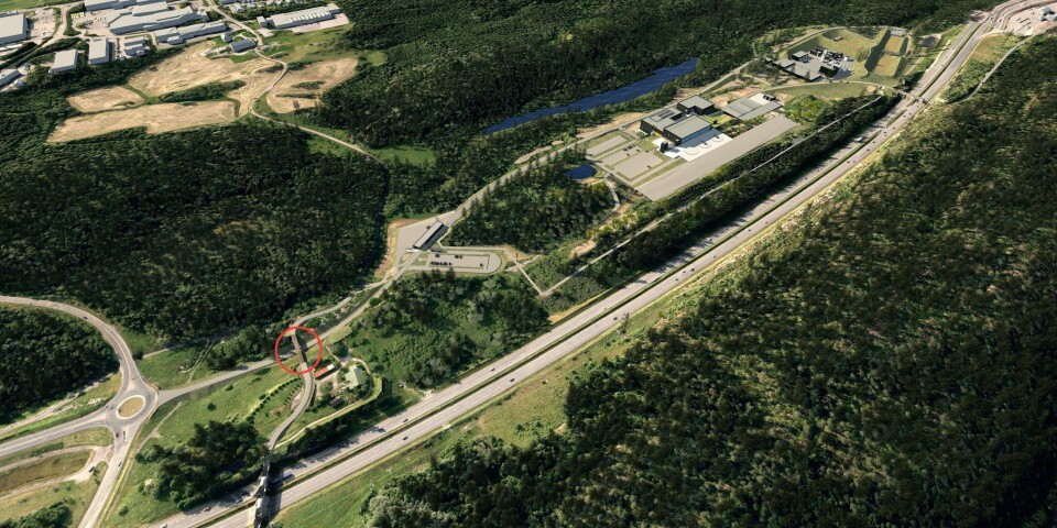 OVERSIKTEN: Den nye friluftsbroen skal krysse adkomstveien til beredskapssenteret og skal kobles til den eksisterende broen over E6. OVERSIKTEN: Den nye friluftsbroen skal krysse adkomstveien til beredskapssenteret og skal kobles til den eksisterende broen over E6.