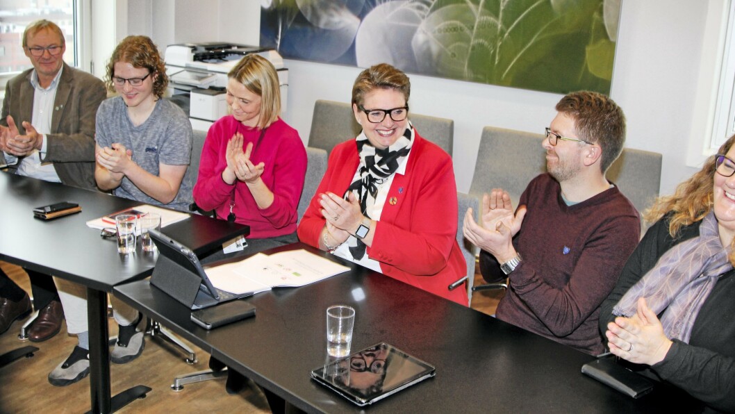 NYTT FLERTALL: Flertallskonstellasjonen signerte samarbeidsavtalen i formannskapssalen på Ski rådhus fredag forrige uke. Tor Anders Østby (Sp), Simen Bondevik (KrF), Camilla Hille (V), Hanne Opdan (Ap), Hans Martin Enger (MDG) og Elin Skifjell (SV). NYTT FLERTALL: Flertallskonstellasjonen signerte samarbeidsavtalen i formannskapssalen på Ski rådhus fredag forrige uke. Tor Anders Østby (Sp), Simen Bondevik (KrF), Camilla Hille (V), Hanne Opdan (Ap), Hans Martin Enger (MDG) og Elin Skifjell (SV).