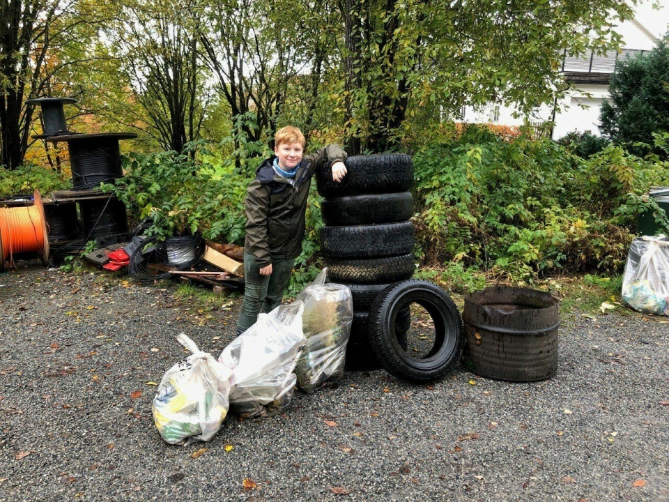 HJALP TIL: Markus Mæland syntes det var godt å bidra med søppelryddingen i lokalmiljøet 12. oktober.