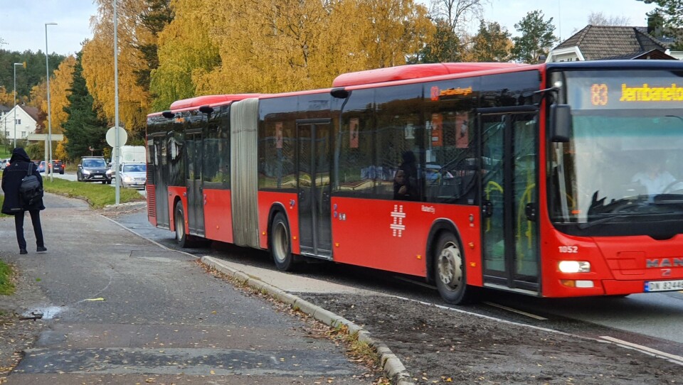 SKAL STOPPE MIDT I KJØREFELTET: I dag stopper bussene inne på busslommene, slik at trafikken glir forbi som på bildet tatt ved holdeplassen Kongeveien. I løpet av 2019 skal busslommen her samt samtlige busslommene i hele Sønsterudveien fjernes ved følgende holdeplasser: Nordberg, Frøyas vei og Sofiemyr senter. SKAL STOPPE MIDT I KJØREFELTET: I dag stopper bussene inne på busslommene, slik at trafikken glir forbi som på bildet tatt ved holdeplassen Kongeveien. I løpet av 2019 skal busslommen her samt samtlige busslommene i hele Sønsterudveien fjernes ved følgende holdeplasser: Nordberg, Frøyas vei og Sofiemyr senter.