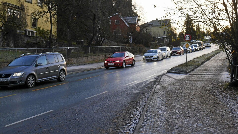 KØ: Oppegård Avis har flere ganger skrevet om køproblemene i Sønsterudveien. Nå kan det bli reneste trafikkinfarkt med busser som sperrer veien. Bildet er tatt ved bussholdeplassen Nordberg. KØ: Oppegård Avis har flere ganger skrevet om køproblemene i Sønsterudveien. Nå kan det bli reneste trafikkinfarkt med busser som sperrer veien. Bildet er tatt ved bussholdeplassen Nordberg.