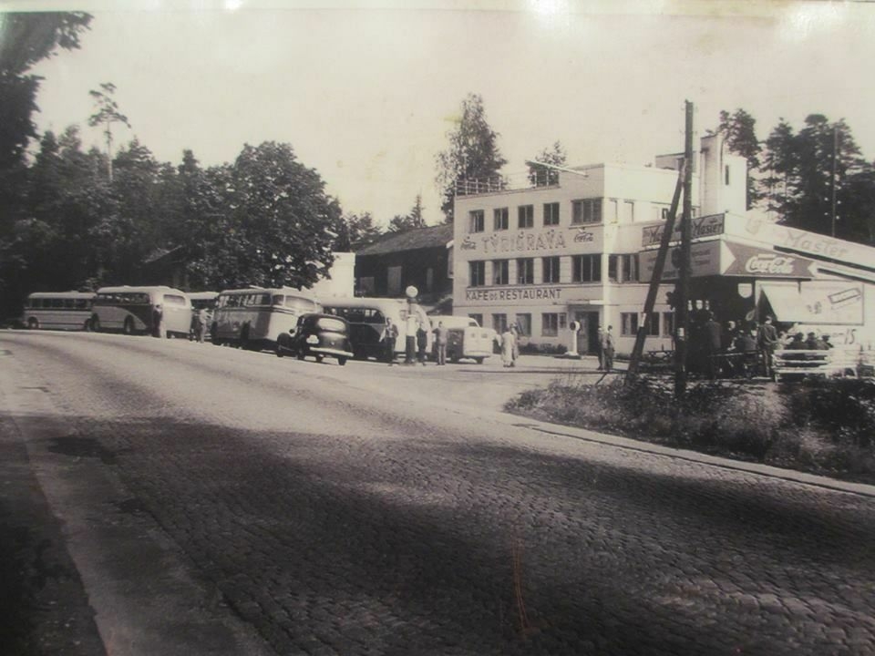 FOR 66 ÅR SIDEN: Dagens bygning i funkisstil ble åpnet i 1933. Eiendommen hadde den første bensinpumpen langs Riksvei 1 (Esso) og Norges første døgnåpne kafé. Bildet viser Tyrigrava i 1953. Slik så bygningen også ut i 1933 da den ble åpnet.