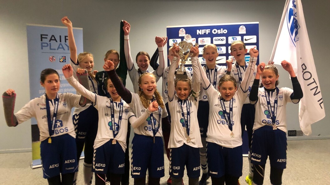 KRETSMESTERE: Kolbotn jenter 13 kunne slippe jubelen løs etter seieren mot Skeid. Bak fra venstre: Fride Midttun, Pia Marie Möller, Andrea Paulsen, Karen Solerød Tronaas, Nathalie Klingenberg Staring og Wilma Høgalmen Stavang.Foran fra venstre: Nora Ellevold Bjørnstad, Eline Støtvig, Ingrid Eidstuen Martinsen, Maia Støtvig, Mathilde Arnesen og Maja Aarøy Særvoll. KRETSMESTERE: Kolbotn jenter 13 kunne slippe jubelen løs etter seieren mot Skeid. Bak fra venstre: Fride Midttun, Pia Marie Möller, Andrea Paulsen, Karen Solerød Tronaas, Nathalie Klingenberg Staring og Wilma Høgalmen Stavang.Foran fra venstre: Nora Ellevold Bjørnstad, Eline Støtvig, Ingrid Eidstuen Martinsen, Maia Støtvig, Mathilde Arnesen og Maja Aarøy Særvoll.