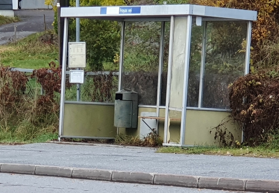 STÅR PÅ HALV TOLV: Flere bussholdeplasser i Sønsterudveien er i dårlig stand. I november skal de oppgraderes og får nye leskur på begge sider av veien ved ­stoppene Nordberg, Frøyas vei og Sofiemyr senter.