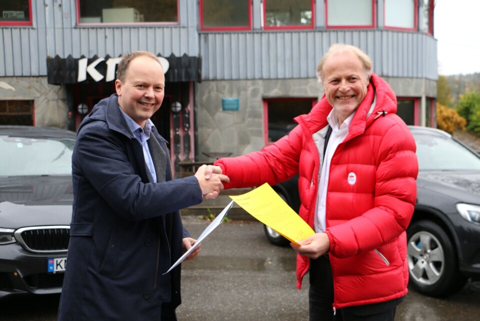 FIKK 1 MILLION I STØTTE: Styremedlem i Kulturminnefondet, Kjetil Reinskou, overrekker tildelingsbrev til generalsekretær i KNA og styreleder i Tyrigrava AS, Børre Skiaker. FIKK 1 MILLION I STØTTE: Styremedlem i Kulturminnefondet, Kjetil Reinskou, overrekker tildelingsbrev til generalsekretær i KNA og styreleder i Tyrigrava AS, Børre Skiaker.