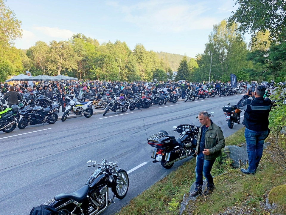 POPULÆRT MØTESTED: På en onsdagskveld på sommerstid, som er kvelden for MC-folket, kan det være mellom 500 og 1000 motorsykler på utsiden av Tyrigrava. Bildet er fra MC-treffet 21. august 2019.