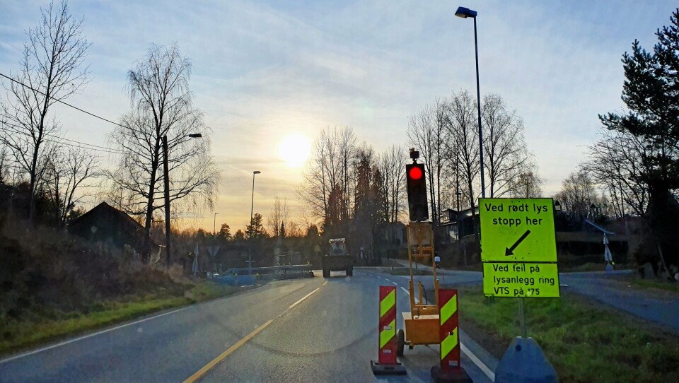 LYSREGULERING: Frem til fredag 6. desember vil trafikken gå i ett kjørefelt forbi arbeidsområdet i Tverrveien, syd for innkjøringen til Rognebærlia LYSREGULERING: Frem til fredag 6. desember vil trafikken gå i ett kjørefelt forbi arbeidsområdet i Tverrveien, syd for innkjøringen til Rognebærlia