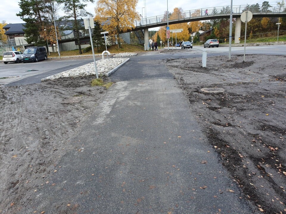 JOBBER MED OMLEGGING AV LEDNINGEN I KONGEVEIEN: Den nye reservevannledningen knyttes til hovedvannledningen som ligger langs Kongeveien. Forrige uke ble arbeidene ved klubbhuset i Kongeveien ferdigstilt. Nå jobber Skanska Norge med omlegging av reservevannsledningen i Kongeveien 81. JOBBER MED OMLEGGING AV LEDNINGEN I KONGEVEIEN: Den nye reservevannledningen knyttes til hovedvannledningen som ligger langs Kongeveien. Forrige uke ble arbeidene ved klubbhuset i Kongeveien ferdigstilt. Nå jobber Skanska Norge med omlegging av reservevannsledningen i Kongeveien 81.