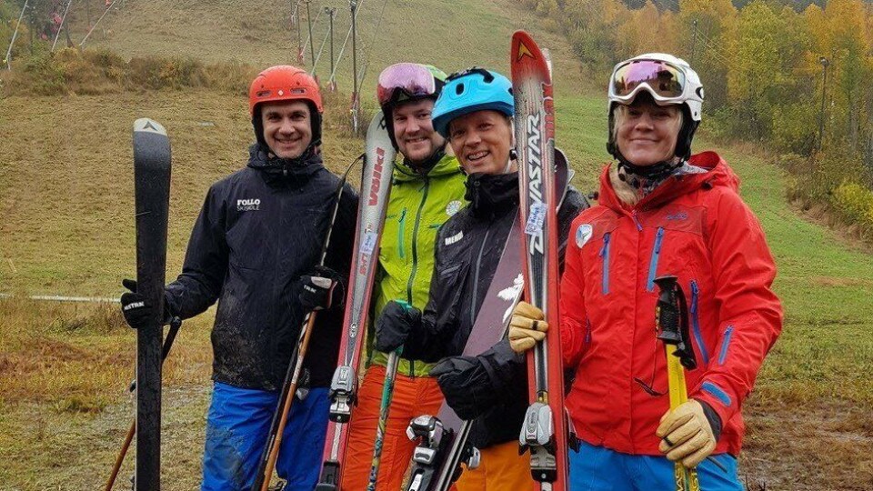 ALPINT PÅ GRESS: Midt i regnværet, med slalåmstøvler fastspent på skiene, kjørte de fire skiinstruktørene nedover de bratte bakkene på Ingierkollen Slalåmsenter – på gress! Sjekk den utrolige videoen fra søndag 20. oktober. ALPINT PÅ GRESS: Midt i regnværet, med slalåmstøvler fastspent på skiene, kjørte de fire skiinstruktørene nedover de bratte bakkene på Ingierkollen Slalåmsenter – på gress! Sjekk den utrolige videoen fra søndag 20. oktober.