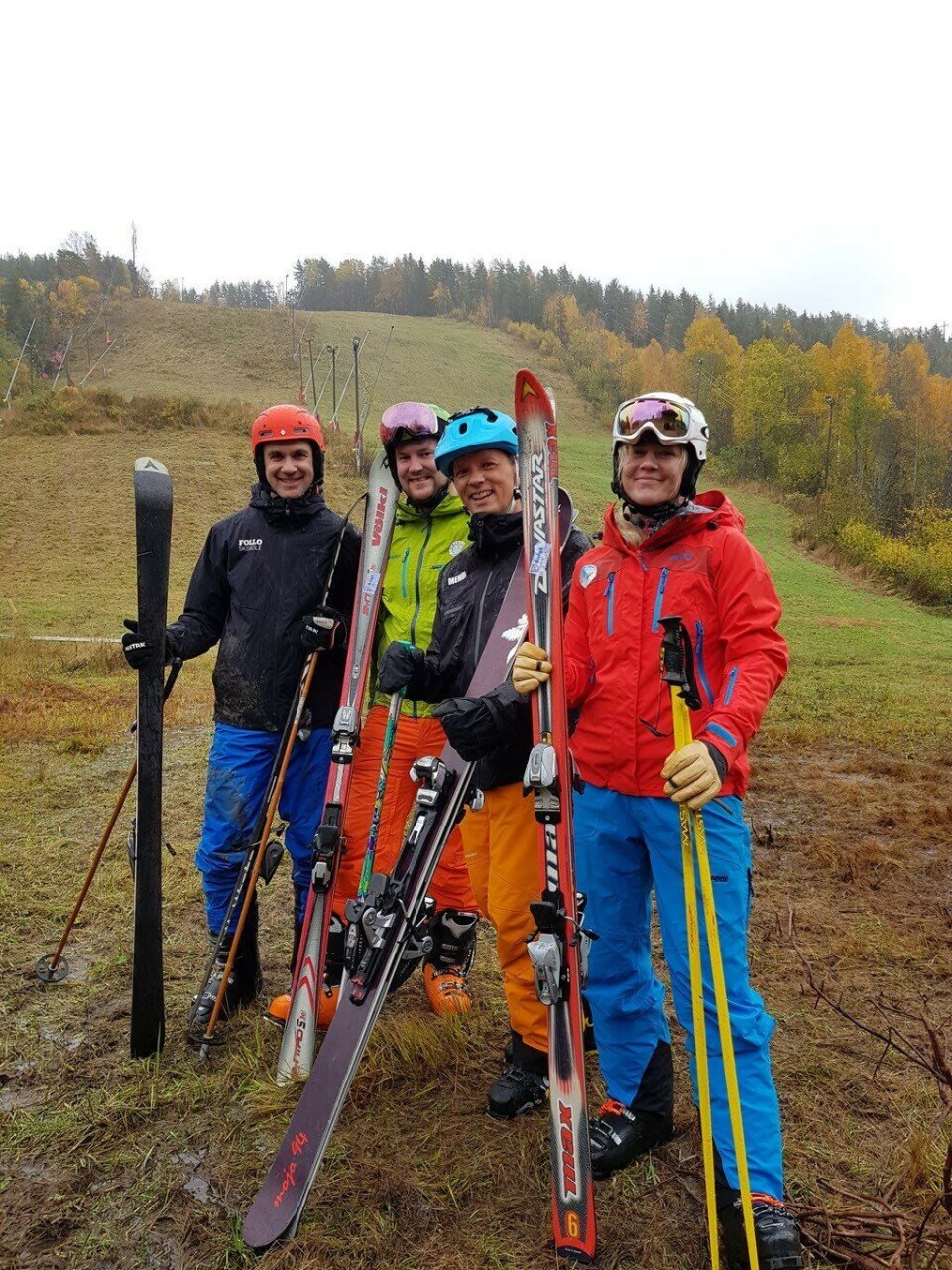 ALPINT PÅ GRESS: Midt i regnværet, med slalåmstøvler fastspent på skiene, kjørte de fire skiinstruktørene nedover de bratte bakkene på Ingierkollen Slalåmsenter – på gress! Sjekk den utrolige videoen fra søndag 20. oktober. ALPINT PÅ GRESS: Midt i regnværet, med slalåmstøvler fastspent på skiene, kjørte de fire skiinstruktørene nedover de bratte bakkene på Ingierkollen Slalåmsenter – på gress! Sjekk den utrolige videoen fra søndag 20. oktober.