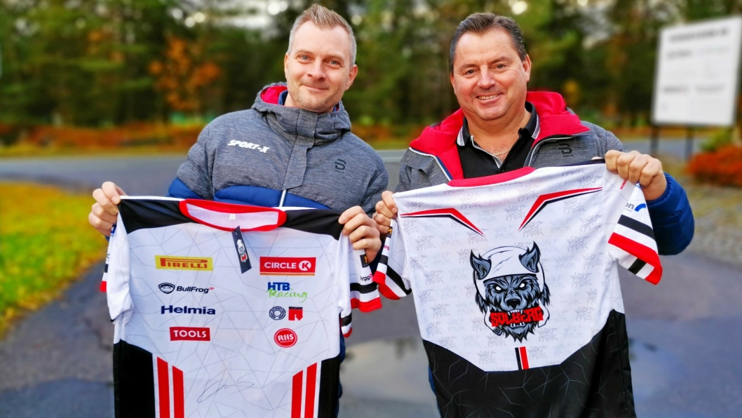 MANGE PRODUKTER: Klaus Wiik (t.v.) og Erik Eeg har god grunn til å smile etter at de har signert en omfattende avtale med Oliver og Petter Solberg. Follo Sport endrer navn til Sport-X og skal levere all merchandise for motorsportfamilien.