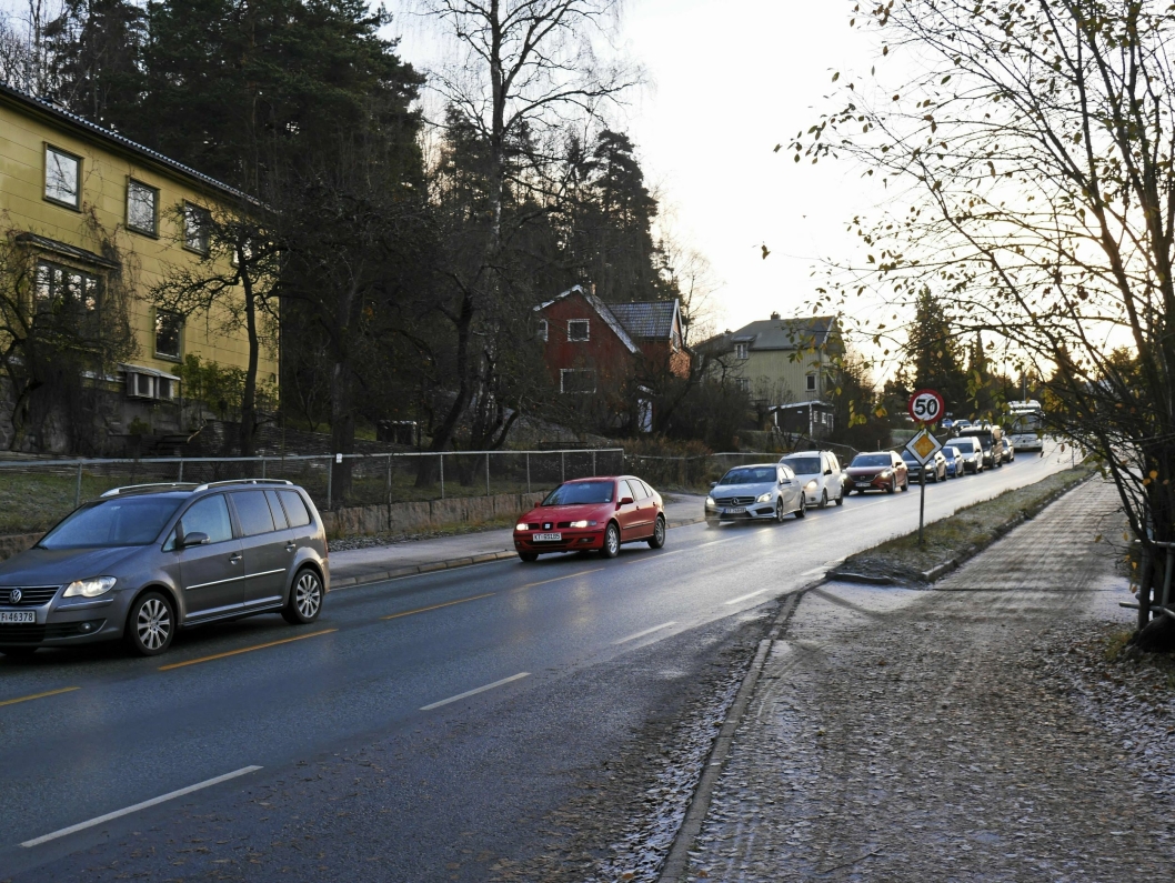 TETT I TETT I RUSHEN: Sønsterudveien, som er en av de mest trafikkerte veiene i Oppegård og blant de mest ulykkesbelastede veiene i Akershus, har i flere år vært en pest og en plage for bilister, særlig i rushtiden. Gjennomfartsåren binder sammen E18 og E6 i Oppegård, og brukes mye av pendlere i bil i tillegg til mange som velger buss som transportmiddel.