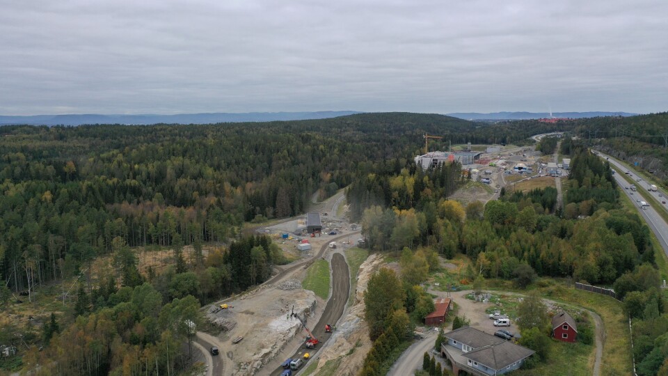 ANLEGGSOMRÅDET: Billdet viser anleggsområdet ved beredskapssenteret da arbeidene med fundamentet til den nye broen startet. ANLEGGSOMRÅDET: Billdet viser anleggsområdet ved beredskapssenteret da arbeidene med fundamentet til den nye broen startet.