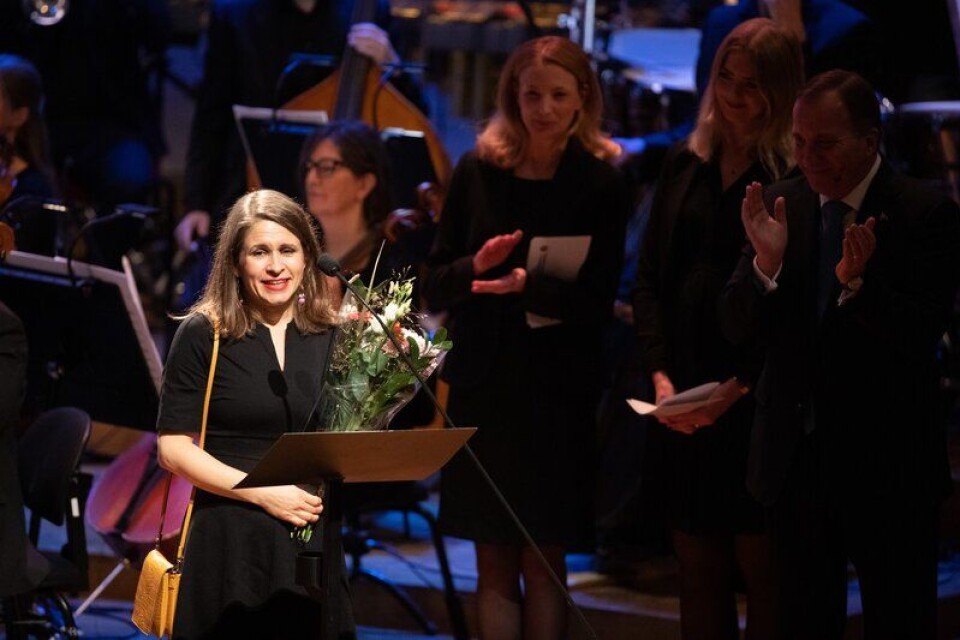 PÅ SCENEN: Kristin Roskifte takker for prisen under utdelingen i Stockholm tirsdag kveld.