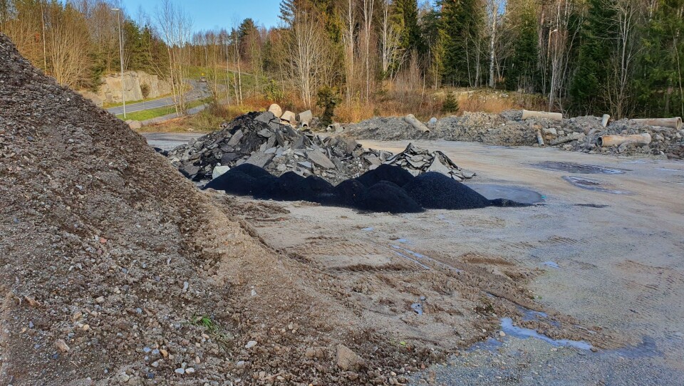 TVERRVEIEN SNØDEPONI: Overskuddssnøen har vært deponert på tomten siden 2010, ifølge kommunen, men det er først i år at kommunen har fått Fylkesmannens tillatelse til å bruke Tverrveien deponi til deponering av overskuddssnø fra veier og parkeringsplasser i Oppegård kommune. TVERRVEIEN SNØDEPONI: Overskuddssnøen har vært deponert på tomten siden 2010, ifølge kommunen, men det er først i år at kommunen har fått Fylkesmannens tillatelse til å bruke Tverrveien deponi til deponering av overskuddssnø fra veier og parkeringsplasser i Oppegård kommune.