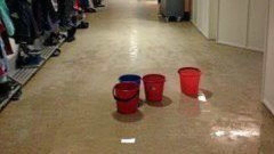 EN AV DE MANGE TAKLEKKASJENE: Bildet er fra våren 2015 og viser taklekkasje i paviljong to på Sofiemyr skole. EN AV DE MANGE TAKLEKKASJENE: Bildet er fra våren 2015 og viser taklekkasje i paviljong to på Sofiemyr skole.