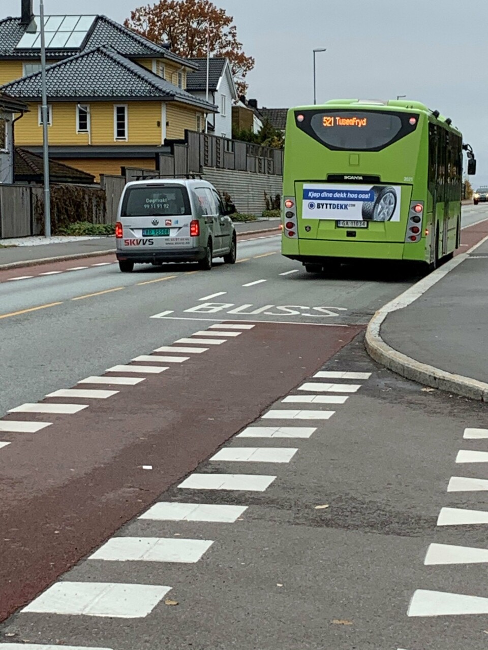 KANTSTOPP ISTEDENFOR BUSSLOMME: Slik ser det ut i Nordbyveien i Ski i dag KANTSTOPP ISTEDENFOR BUSSLOMME: Slik ser det ut i Nordbyveien i Ski i dag